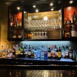 Le salon privé LE LIONCEAU est doté d'un bar, d'une belle carte des vins et de produits de qualité.